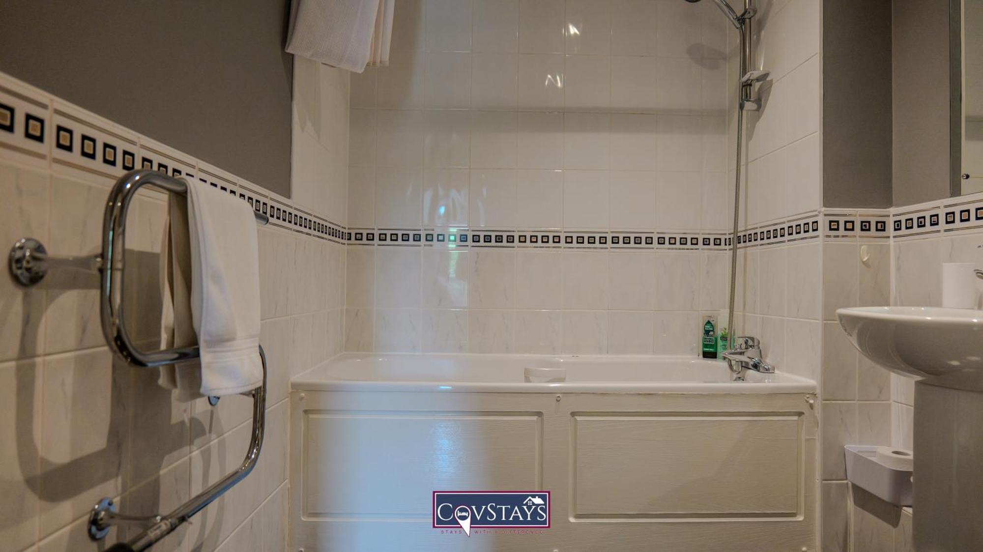 Triumph House - 3-Bed 2-Bath Apartment In Coventry City Centre By Covstays ภายนอก รูปภาพ